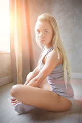 Naklejka premium Sexy blond hair girl posing in the loft studio