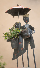 pot de fleurs couple avec parapluie