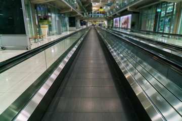 Obraz premium The automatic walk way in an airport