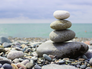 Obraz na płótnie Canvas Pyramid of stones on the beach