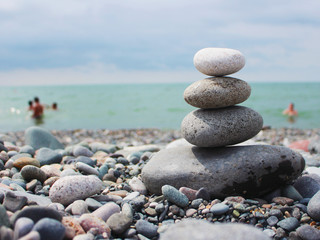 Obraz na płótnie Canvas Pyramid of stones on the beach