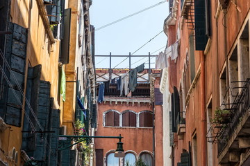 Fototapeta na wymiar laundry hanging in a public alley in Venice