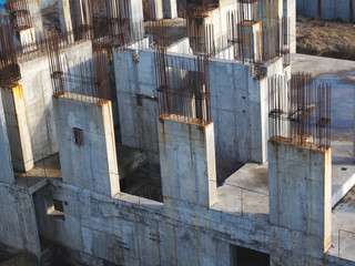 Obraz premium Unfinished cement building at a construction site