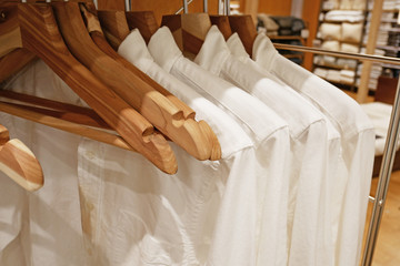 Fototapeta na wymiar クローゼット　白いシャツ　木製ハンガー