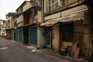 Fototapeta premium Old run down homes and storefronts during day