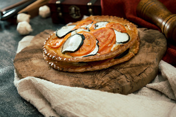 Pie Tomato Zucchini Mozzarella, pesto and virgin olive oil