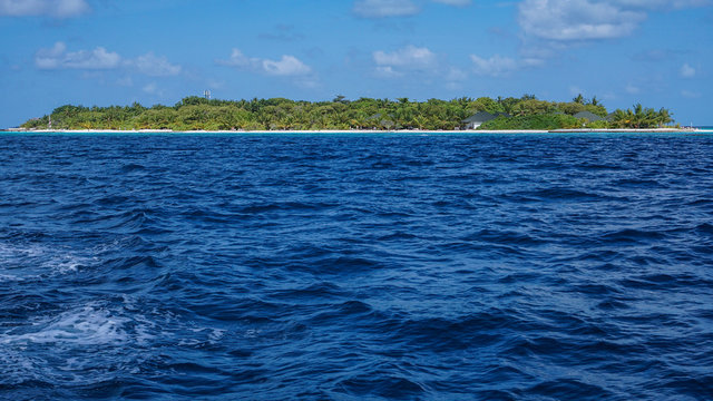 Insel mit Pflanzen und T&uuml;rkis wasser von Adaaran Select Meedhupparu auf Malediven im Indischen Ozean