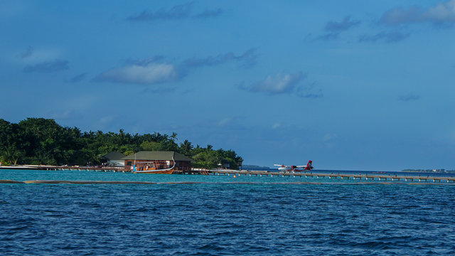 Wasserflugzeug am steg von der Insel  Adaaran Select Meedhupparu auf Malediven im Indischen Ozean