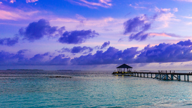 Sonnenaufgang am Strand auf Insel Meedhupparu auf Malediven im Indischen Ozean