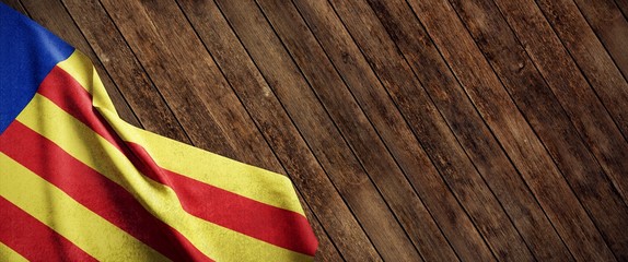 Bandera de la Comunidad Valenciana sobre fondo de madera