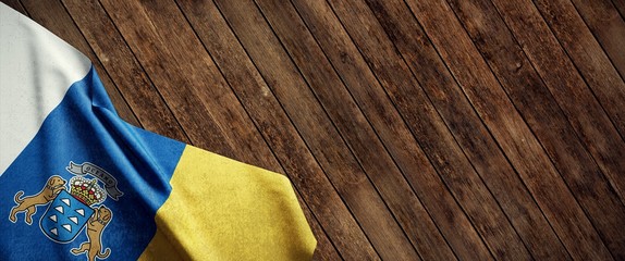 Bandera de las Islas Canarias sobre fondo de madera