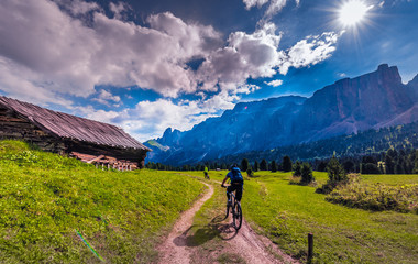 Włochy, Italia, Dolomity, góry, droga chata, szałas piękne miejsca, relaks, odpoczynek, turystyka, wczasy, zwiedzanie, krajobraz, rowery, górskie wycieczki © Beenis