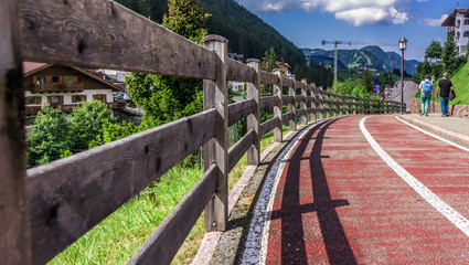 Droga dla rowerzyst&oacute;w z czerwona nawierzchnią