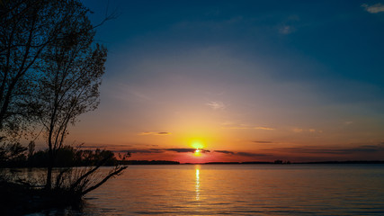 Naklejka premium sunset on lake