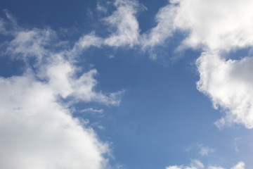 Fototapeta na wymiar Cielo azul con nubes 