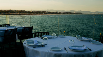 Terraza de restaurante en el mar