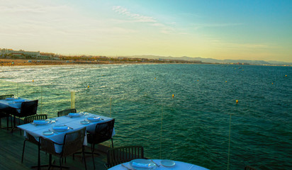 Terraza de restaurante en el mar