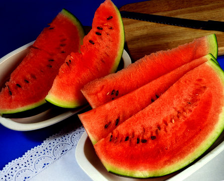 Imagen de una sandia cortada en lonjas