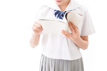 笑顔で勉強をする若い学生