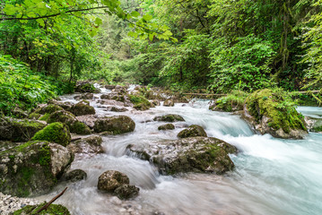Felsbrocken im Hammersbach im oberbayerischen Wettersteingebirge