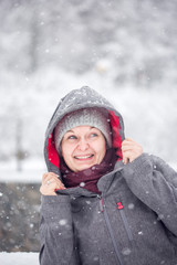 Junge Frau im Winter