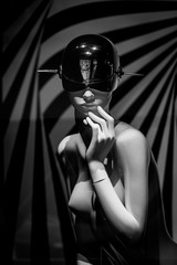 Mannequin plastique portant un casque dans une vitrine