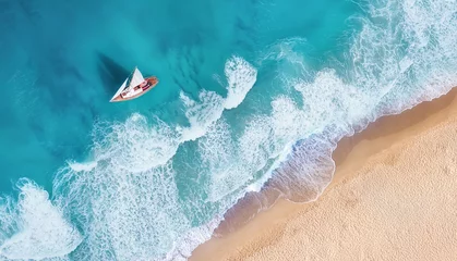 Fototapete Luftaufnahme Strand Wellen und Yacht aus der Draufsicht. Türkisfarbener Wasserhintergrund aus der Draufsicht. Sommermeerblick aus der Luft. Ansicht von oben von der Drohne. Reise-Bild