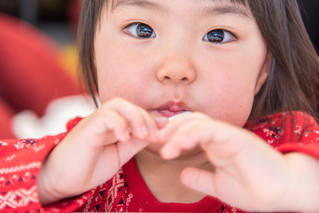 飴を食べる子供