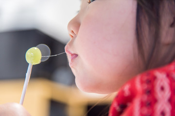 飴を食べる子供