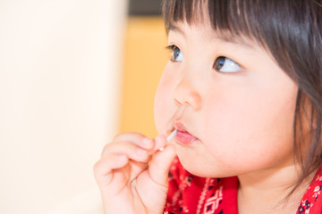 飴を食べる子供