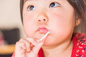 飴を食べる子供