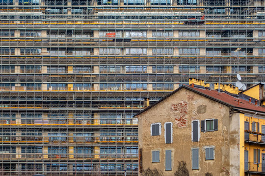 Contrasto architettonico di due edifici in citt&agrave;