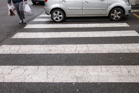 Auto parcheggiata sulle strisce pedonali