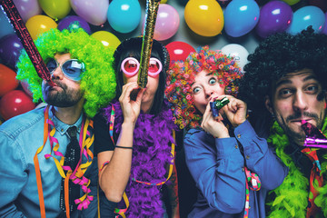 Karneval Party,Lachende Freunde in bunten Kostümen feiern Karneval .
