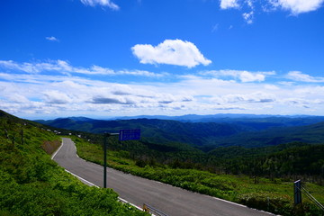 Fototapeta na wymiar 十和田八幡平国立公園。八幡平頂上より奥羽山脈を望む。岩手　日本。６月下旬。