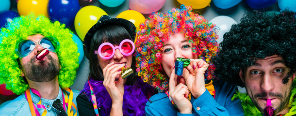 Karneval Party,Lachende Freunde in bunten Kostümen feiern Karneval .