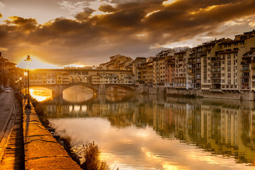 Fototapeta na wymiar Sunrise in Florence behind Ponte Vecchio