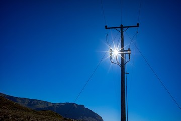 Strommast im Gegenlicht