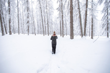 Person wandert im Schnee
