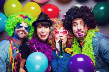 Karneval Party,Lachende Freunde in bunten Kostümen feiern Karneval .