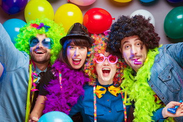 Karneval Party,Lachende Freunde in bunten Kostümen feiern Karneval .