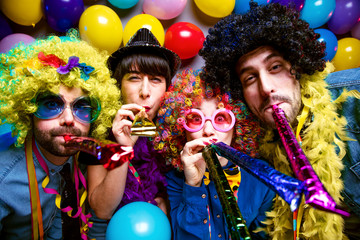 Karneval Party,Lachende Freunde in bunten Kostümen feiern Karneval .