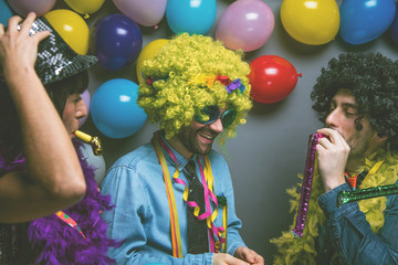 Karneval Party,Lachende Freunde in bunten Kostümen feiern Karneval .