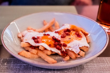 Tapas à Barcelone, frites et oeufs au plat