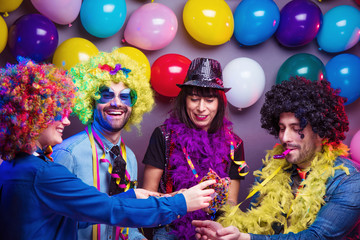 Karneval Party,Lachende Freunde in bunten Kostümen feiern Karneval .