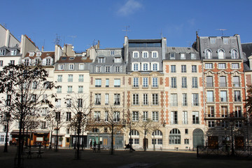 Fototapeta na wymiar Facade of a traditional apartmemt building in Paris, France