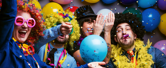 Karneval Party,Lachende Freunde in bunten Kostümen feiern Karneval .