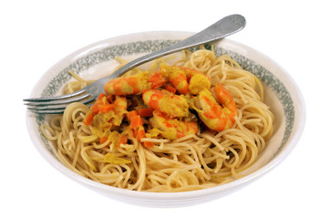 Assiette de spaghetti et crevettes au curry sur fond blanc 