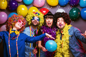 Karneval Party,Lachende Freunde in bunten Kostümen feiern Karneval .