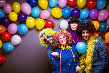 Karneval Party,Lachende Freunde in bunten Kostümen feiern Karneval .